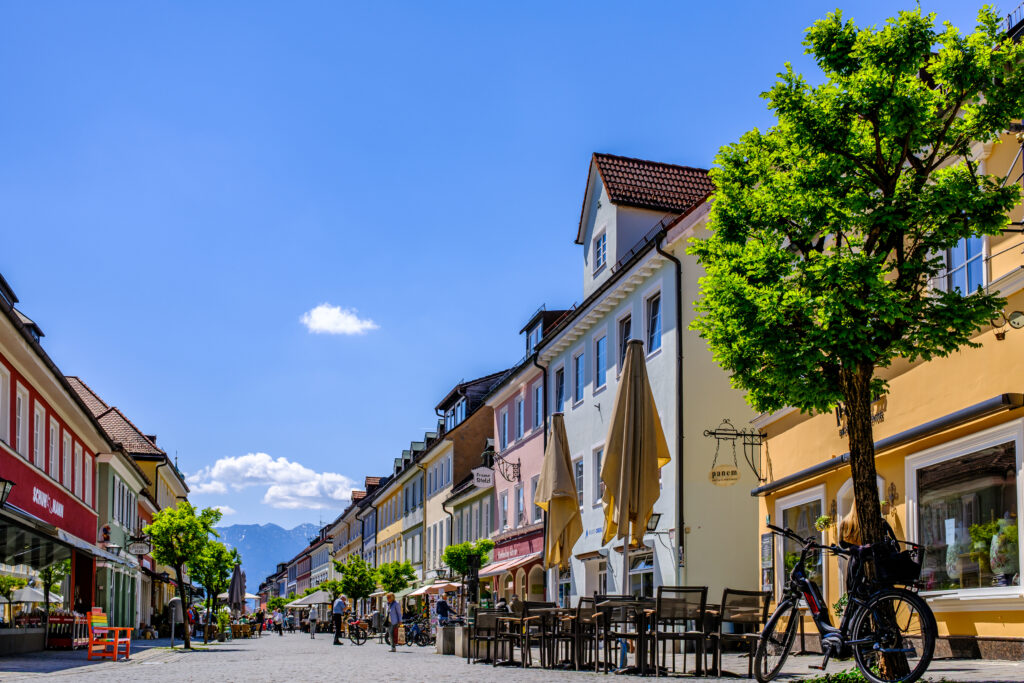 Murnau am Staffelsee, Blick auf die Innenstadt und die Alpen