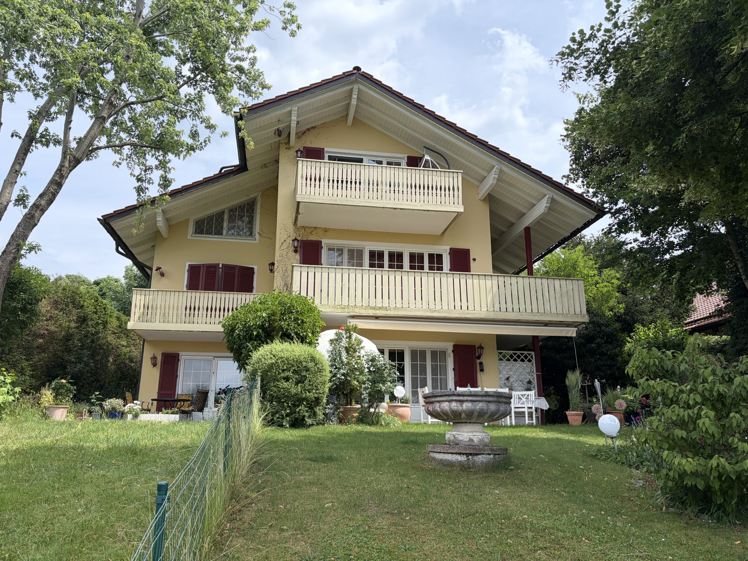 Villa in Andechs, zentrale Lage, aufgeteilt in 3 Wohnungen